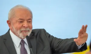 Lula reclama de burocracia para reconstrução em visita ao RS