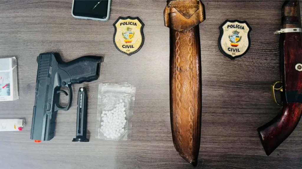 O suspeito foi preso em flagrante e autuado pelos crimes de maus-tratos a animal e posse ilegal de arma de fogo I Foto: Divulgação/PCGO