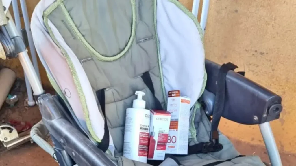 Mulher usa carrinho de bebê para furtar cosméticos de farmácia e acaba presa