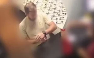 O suspeito foi preso em uma agência bancária onde trabalhava, durante a Operação Cashback. Foto: Divulgação.