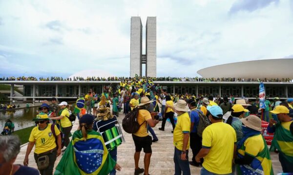 Câmara inaugura exposição para marcar um ano dos ataques de 8/1