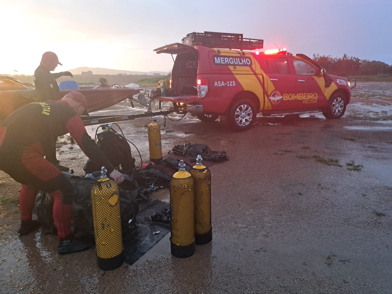 Corpo de Bombeiro efetua operação de busca por uma pessoa desaparecida no Lago Corumbá IV