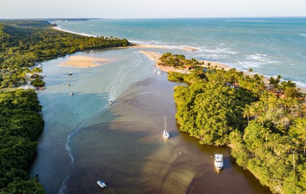 Descubra o paraíso escondido: explore a aldeia de Caraíva em Porto Seguro