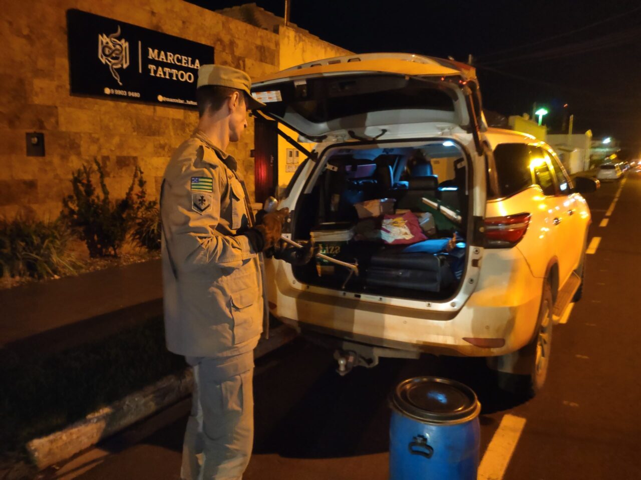 Família descobre serpente no porta-malas do carro em Jataí