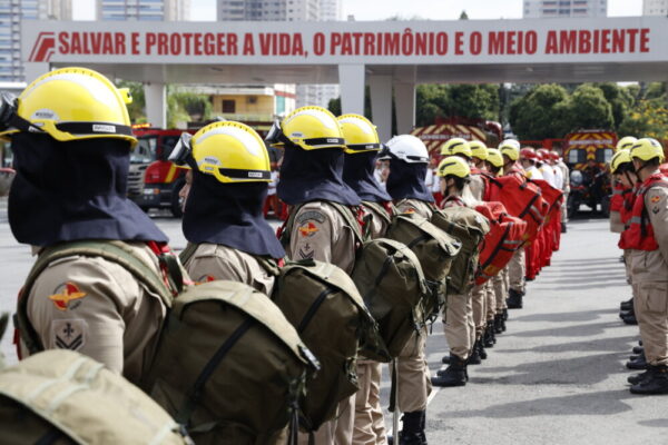 Governo anuncia a promoção de 877 bombeiros militares