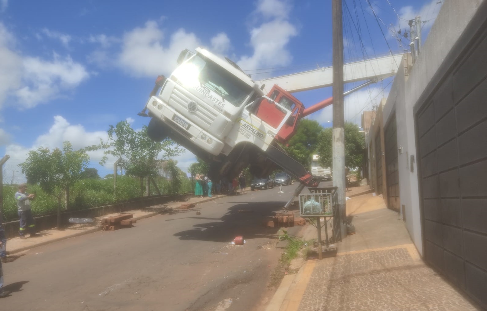 Guindaste tomba sobre casas enquanto instalava piscina e deixa três feridos em Rio Verde 