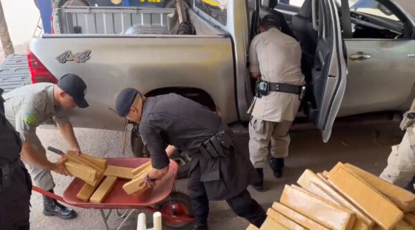 Homem foge e abandona carro com cerca de 700 kg de maconha em Porangatu