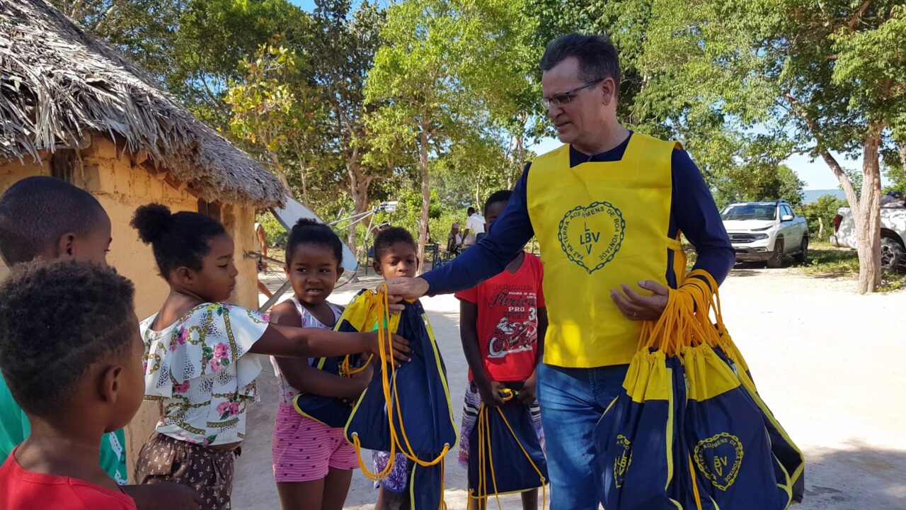 Legião da Boa Vontade faz entrega de kits pedagógicos