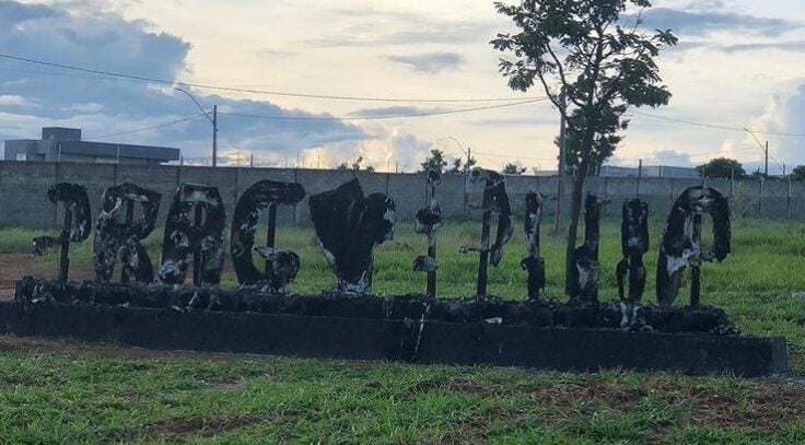 Moradores de Aragoiânia pedem por investigação de destruição da placa da cidade