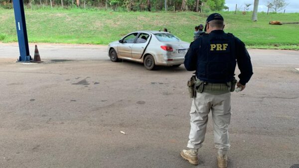 PRF flagra carro em mau estado de conservação com família na BR-060