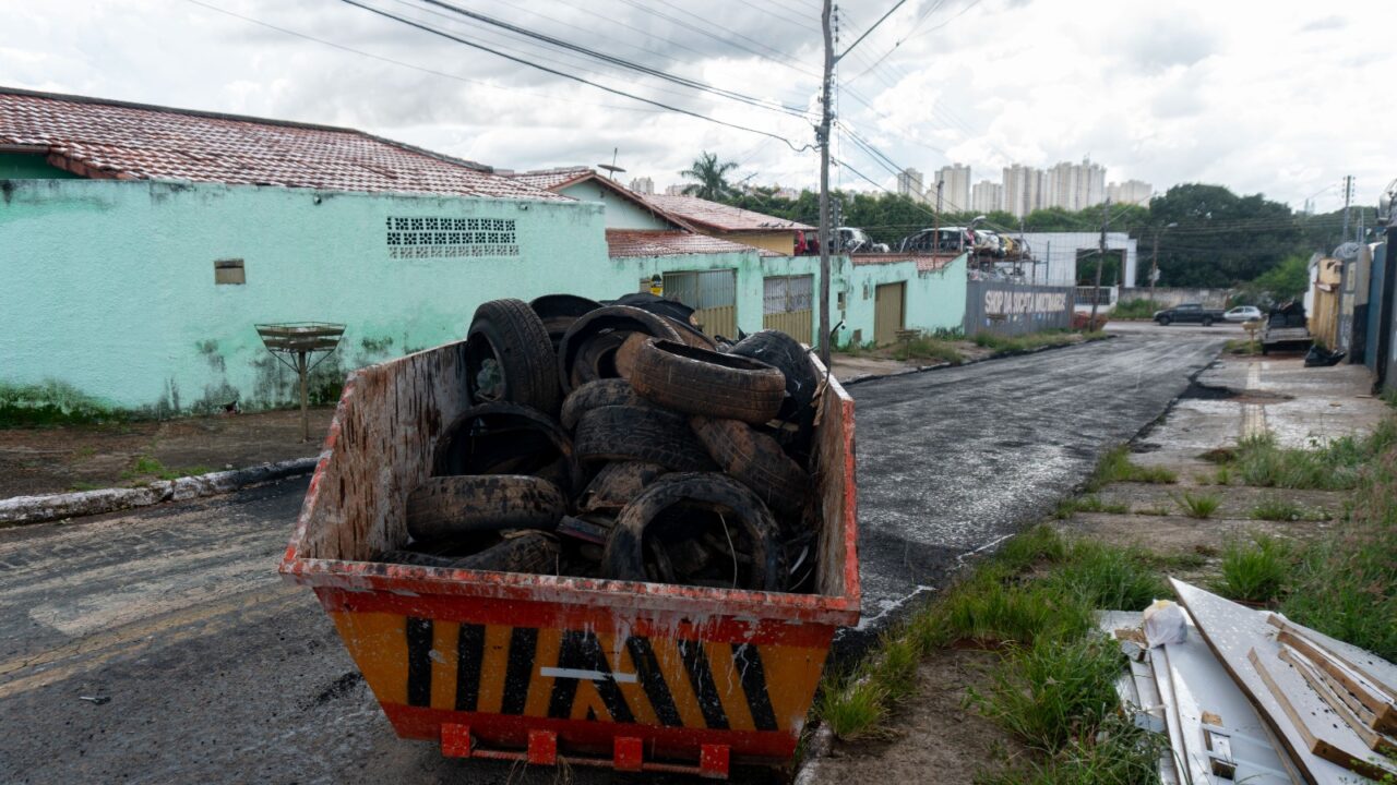 Prefeitura recupera asfalto arrancado por chuva em menos de 24 horas