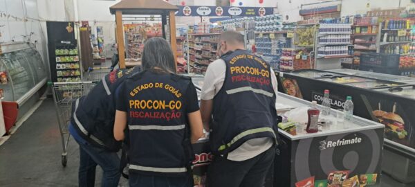 Procon apreende cerca de 100 kg de carne imprópria em supermercado de Goiânia