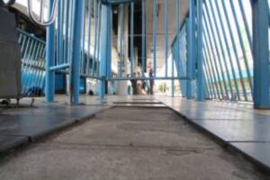 Estações do Eixo Anhanguera em estado de abandono