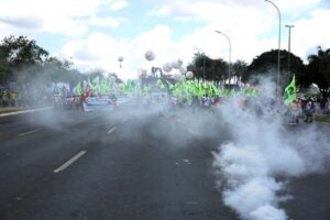 Manifestação em Brasília tem tumulto na chegada ao Congresso Nacional