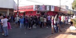 Comerciantes protestam sobre novo horário de funcionamento