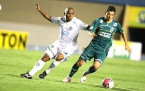 Goiás enfrenta o Guarani fora de casa