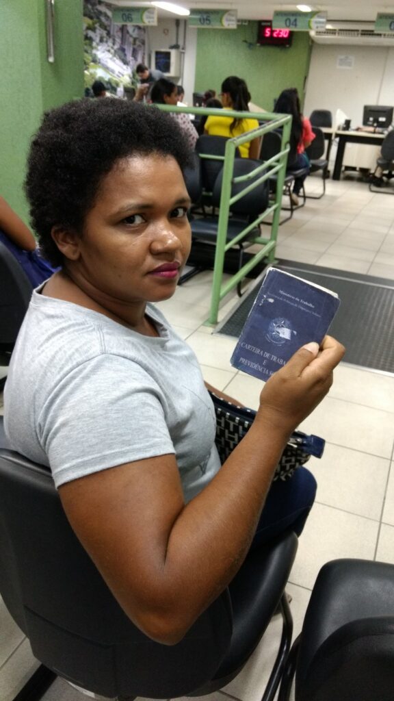 População se frustra ao tentar fazer carteira de trabalho