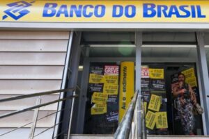 Greve dos bancos se aproxima de um mês