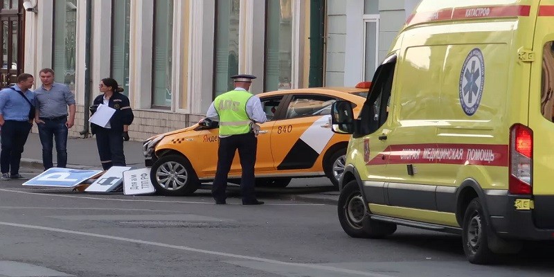 Táxi atropela torcedores perto da Praça Vermelha