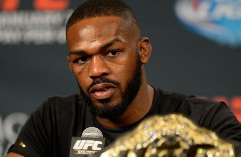 Jon Jones pega um ano de suspensão