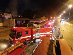 Corpo de Bombeiros apaga incêndio em uma borracharia em Goiânia