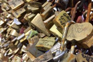 Cadeados da Pont des Arts de Paris vão a leilão. Saiba o motivo