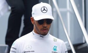 Hamilton lidera treinos