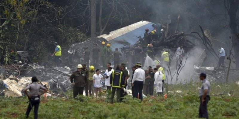 Avião cai com 113 pessoas a bordo após decolar em Havana