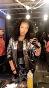 Ludmilla avisa que vai abandonar as perucas e assumir cabelo crespo