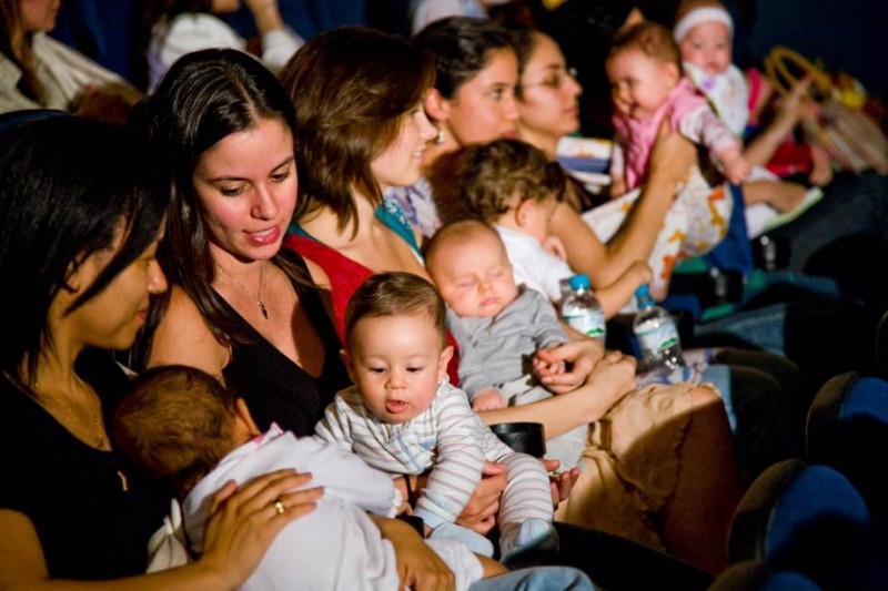 Unindo mães e bebês em sessão de cinema