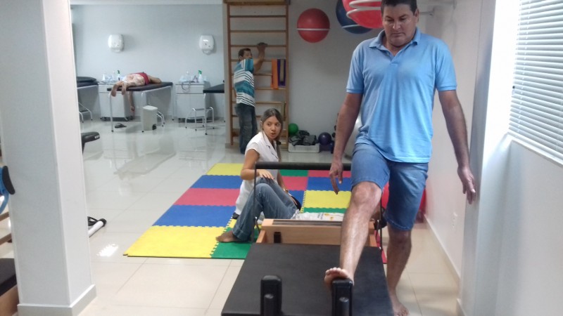 Trabalhadores da construção civil praticam pilates para aliviar dores