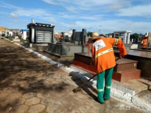 Comurg promove limpeza de cemitérios de Goiânia