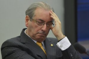 Vídeo: Eduardo Cunha é atacado a sapatadas em aeroporto