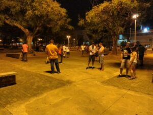 Estudantes reclamam de assaltos na Praça Universitária