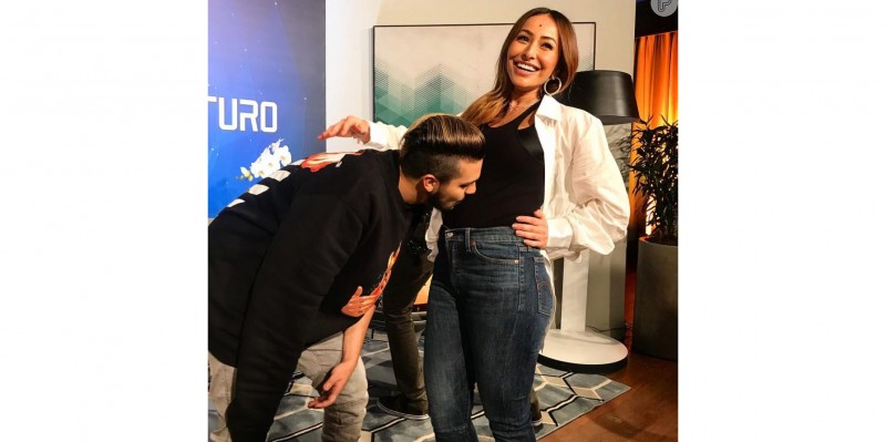 Luan Santana tieta barriga de Sabrina Sato grávida