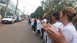 Hospital Araújo Jorge faz 'abraçaço' para sensibilizar autoridades