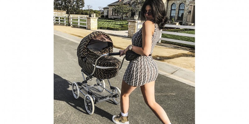 Kylie Jenner combina look com carrinho de bebê da filha