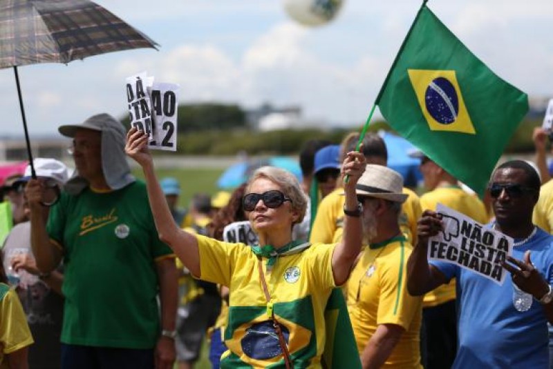 Manifestação em Brasília faz enterro simbólico da "velha política" brasileira