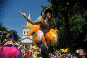 Blocos de carnaval do Rio retiram marchinhas controversas do repertório