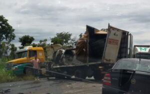 Colisão entre caminhões deixa duas vítimas em Jaraguá