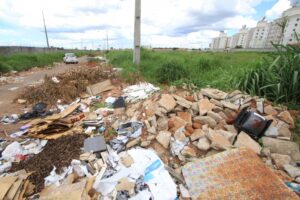 Descarte irregular de entulho prejudica circulação em ruas