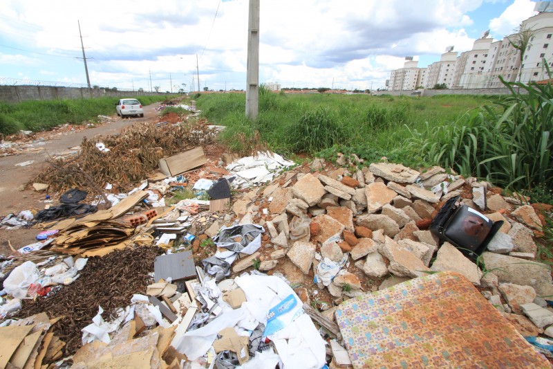 Descarte irregular de entulho prejudica circulação em ruas