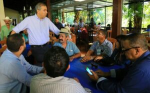 Zé Eliton se reúne com lideranças