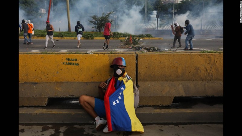 Protesto da oposição termina com mais de 20 jovens detidos