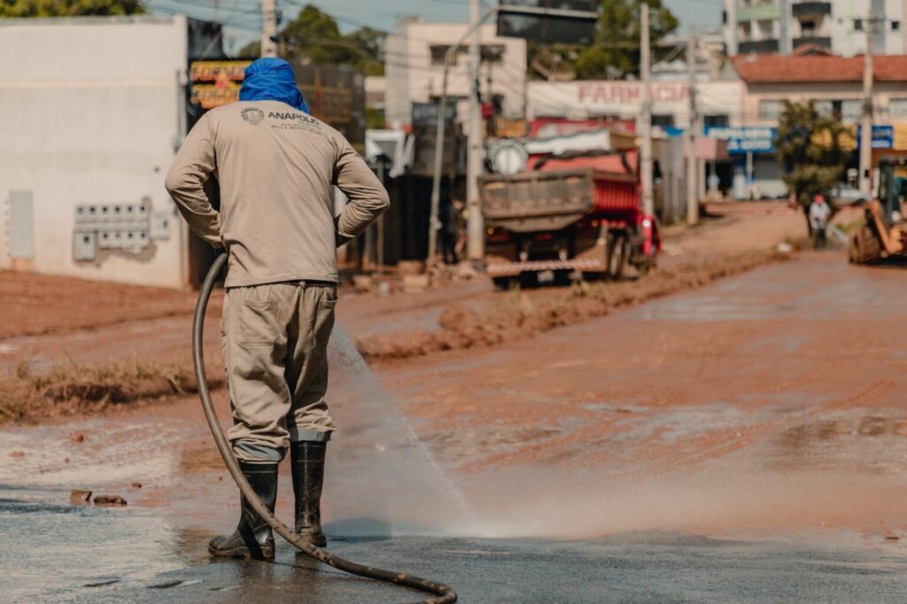 Manhã de segunda começa com limpeza e avaliação dos estragos da chuva