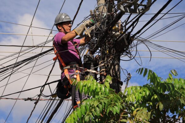 Desde o início das operações, a Cidade Segura já coletou 80 toneladas de fios mortos e redundantes de postes nas áreas atendidas