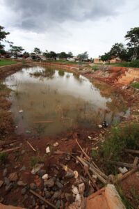 Parque abandonado vira lixão