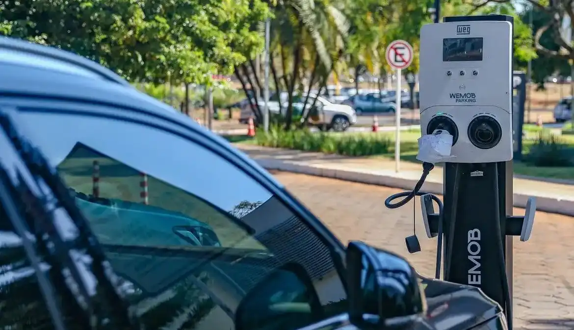 Mercado de carros elétricos desafia a crise e cresce 91% em um ano