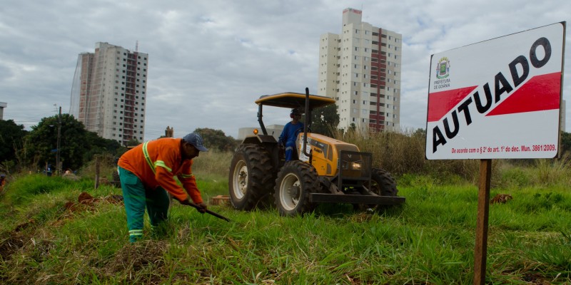 Donos de lotes baldios começam a ser multados