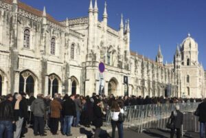 Portugueses fazem fila para funeral do ex-presidente Mário Soares